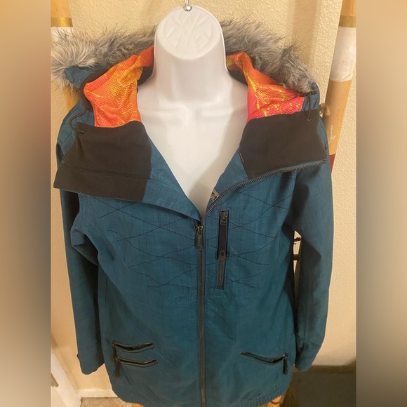 Oakley snow/ski jacket with faux fur trimmed hood in size medium. - Picture 1 of 9